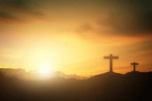 Konzeptionelles Holzkreuz Oder Religiöses Symbol Über Einem Sonnenuntergangshimmel Mit Wolkenhintergrund — Stockfoto
