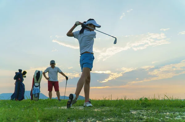 Pareja Acción Jugar Golf Juntos Obstáculos Los Ejercicios Golf Áreas — Foto de Stock