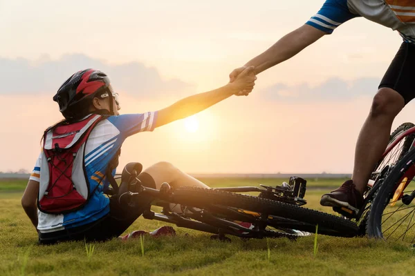 Woman Riding Mountain Bike Accident Crashed Fell Grass While Lover — Stock Photo, Image