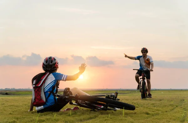 Woman Riding Mountain Bike Accident Crashed Fell Grass While Lover — Stock Photo, Image