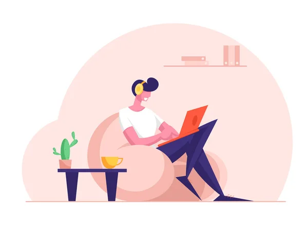 Remote Freelance Work Concept. Uomo Freelancer che indossa auricolare seduto in comoda poltrona di lavoro distante sul computer portatile — Vettoriale Stock