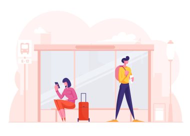 Bavullu genç şık kadın ve otobüs durağında bekleyen sırt çantalı adam. Smartphone 'dan Kız Çağrısı