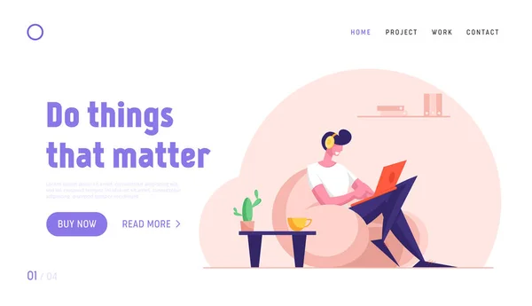 Website voor freelance werken op afstand Landingspagina. Man Freelancer dragen headset Zittend in comfortabele fauteuil Werken op afstand op laptop. Creatieve werknemer Web Page Banner Cartoon Flat Vector Illustratie — Stockvector