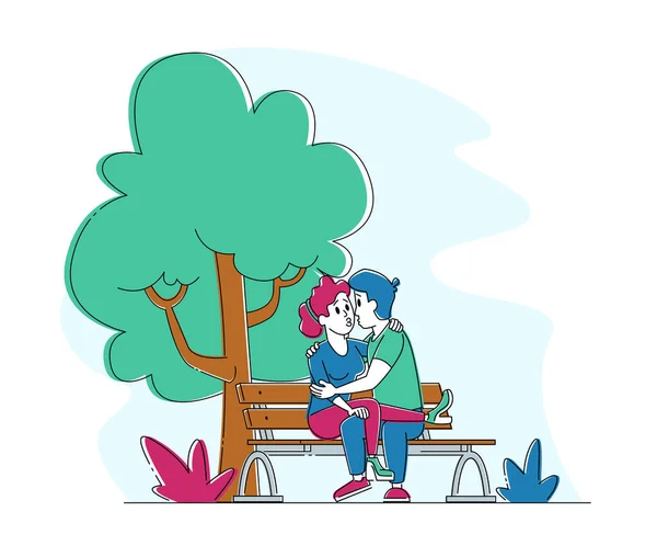 Любовная парочка целуется на скамейке в парке Саммер Сити. Молодые люди проводят время вместе, флиртуя, болтая на улице. Мужские и женские персонажи влюбляются, встречаются в свободное время. Линейный вектор — стоковый вектор