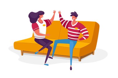 Neşeli Taraftarlar Erkek Karakterleri Spor Kulübü Üniforması Giyerek Koltuğa Oturarak En İyi Spor Takımının Evde Maç İzlemesi İçin Çak Çak Beşlik Ediyor, Zafer. Çizgi film İnsanları Vektör İllüstrasyonu