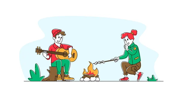 Coppia di giovani personaggi seduti al Campfire in Forest Singing Song, suonare la chitarra e friggere il marshmallow. Compagnia Turistica nel Campo Estivo. Amici in viaggio Tempo libero. Illustrazione vettoriale delle persone lineari — Vettoriale Stock