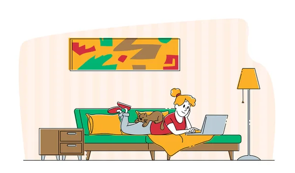 Kobieta leżąca na kanapie w domu pracująca na laptopie z Cat Sleep na plecach. Kobieta Character Freelancer lub Student Czatowanie w Internecie, Szukam wideo online. Samotność. Liniowa ilustracja wektora — Wektor stockowy