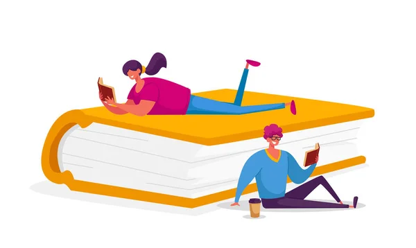 Mensen die enthousiast zitten te lezen en liegen op Enorme Book. Jonge vrouwen en mannen Studenten brengen tijd door in de bibliotheek of bereiden zich voor op het onderzoek Karakters Verkrijgen van kennis. Cartoon Vector Illustratie — Stockvector