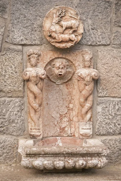 Konopiste kale tarafından taş çeşme görüntüsü