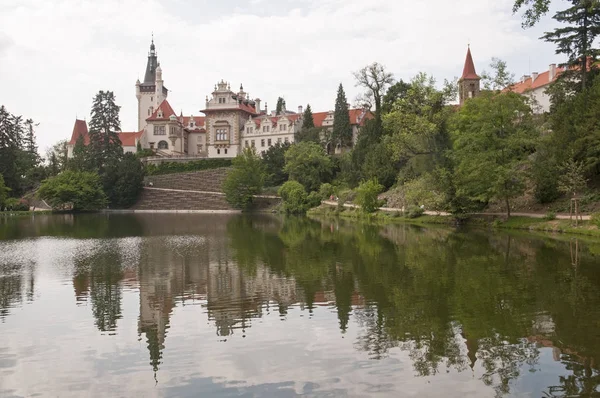 Château de Pruhonice près de l'étang — Photo