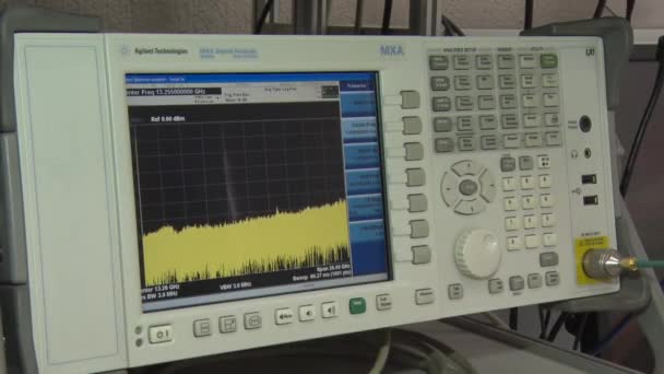 Equipos de medición de equipos radioelectrónicos, osciloscopios — Vídeo de stock