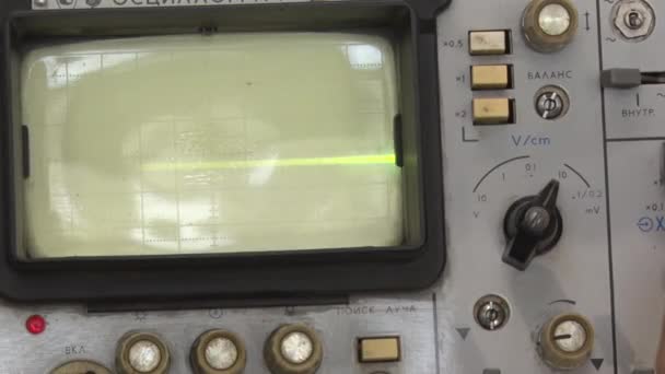 Радіоелектронне обладнання вимірювальне обладнання, осцилограф — стокове відео