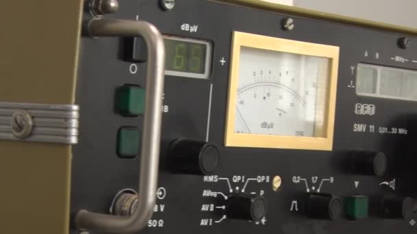 Equipos de medición de equipos radioelectrónicos, osciloscopios — Vídeos de Stock