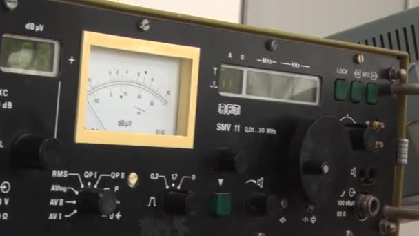 Sprzęt do pomiaru radioelektronicznego, oscyloskop — Wideo stockowe