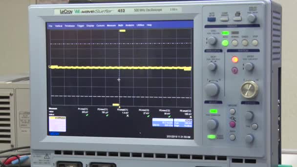 Радіоелектронне обладнання вимірювальне обладнання, осцилограф — стокове відео