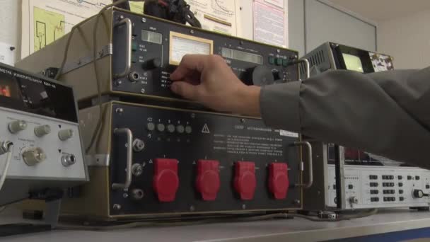 Equipos de medición de equipos radioelectrónicos, osciloscopios — Vídeo de stock