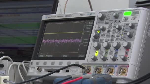 Utrustning för mätning av radioelektronisk utrustning, oscilloskop — Stockvideo