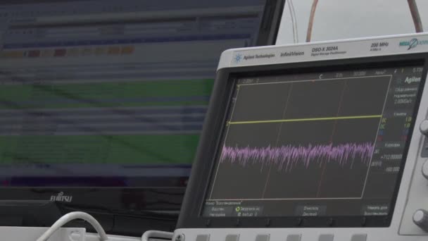 Equipos de medición de equipos radioelectrónicos, osciloscopios — Vídeo de stock