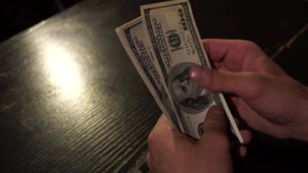 Počítání peněz v temné místnosti — Stock video