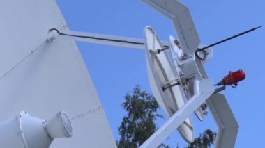 Uydu antenleri sinyal alır ve gönderir