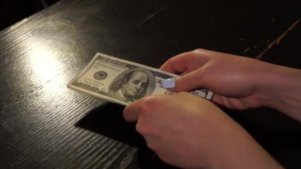 Cuenta de dinero en una habitación oscura — Vídeos de Stock