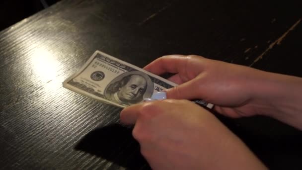 Geldzählen in einem dunklen Raum — Stockvideo
