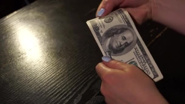 Подсчет денег в темной комнате — стоковое видео