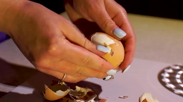 Нарезка яиц для салатной диеты, французского салата, здорового питания , — стоковое видео