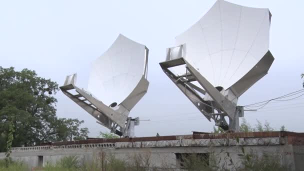 Le antenne satellitari ricevono e trasmettono il segnale — Video Stock