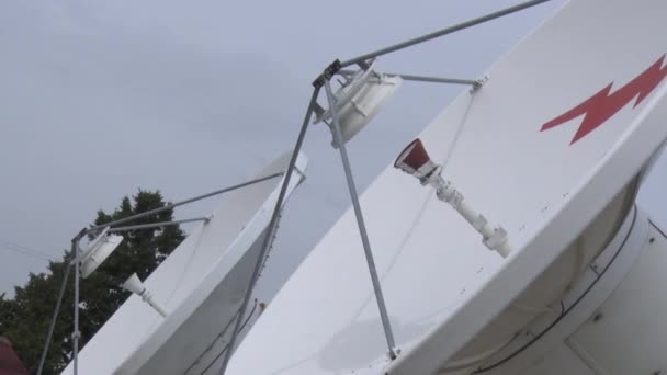 Las antenas reciben y transmiten señal — Vídeo de stock
