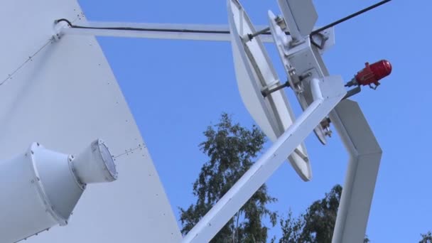 Le antenne satellitari ricevono e trasmettono il segnale — Video Stock