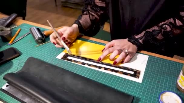 Швейные Изделия Кожи Diy Handmade Bag Business Craft — стоковое видео