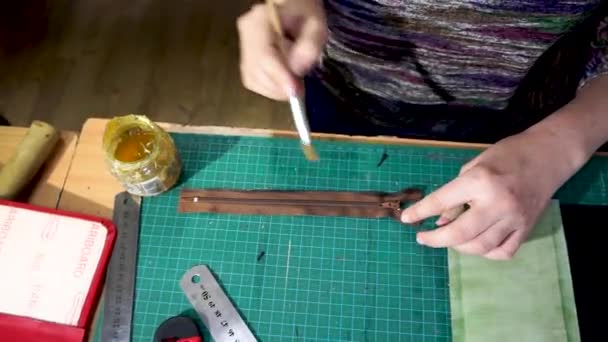 縫製レザー製品手作り バッグ ビジネス 工芸品を死ぬ — ストック動画