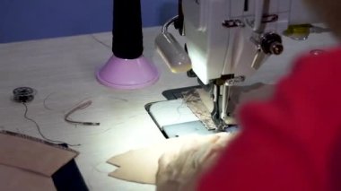 Deri ürünleri dikiyorum. El yapımı.