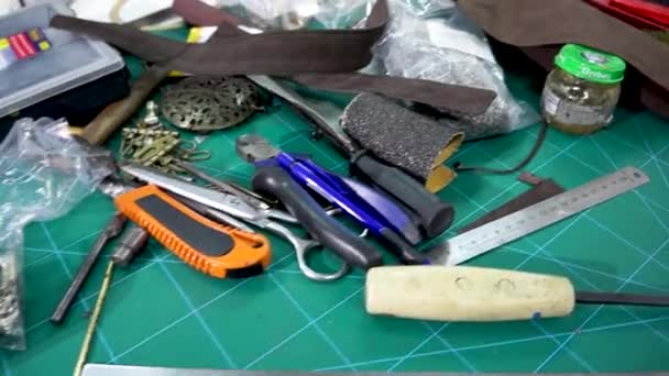 Costura de productos de cuero. DIY hecho a mano — Vídeo de stock