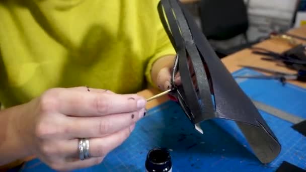 Couture de produits en cuir. Bricolage fait main — Video