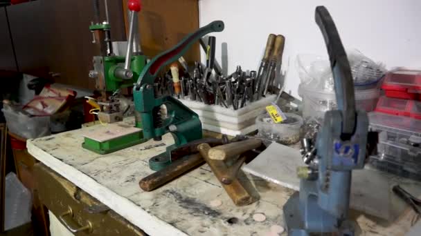Produtos de couro de costura. DIY artesanal — Vídeo de Stock