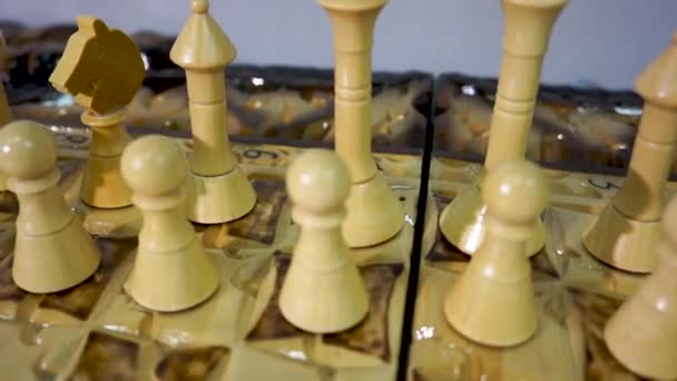 Tallado en madera de ajedrez de madera, cinceles, hecho a mano, artesanía, bricolaje — Vídeo de stock