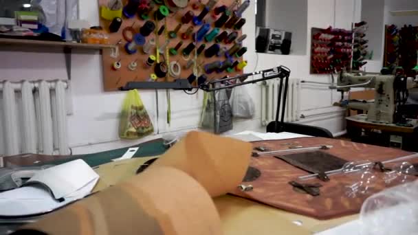 Couture de produits en cuir. Bricolage fait main — Video