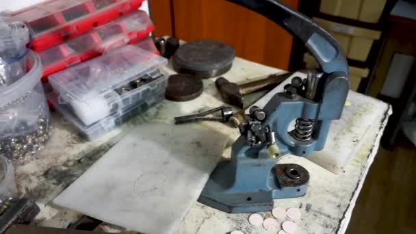 皮革製品の縫製。手作りのダイ — ストック動画
