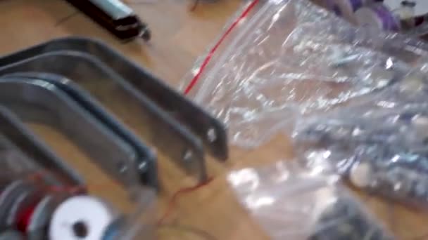 Couture de produits en cuir. Bricolage fait main — Video