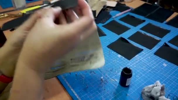 Costura de productos de cuero. DIY hecho a mano — Vídeo de stock