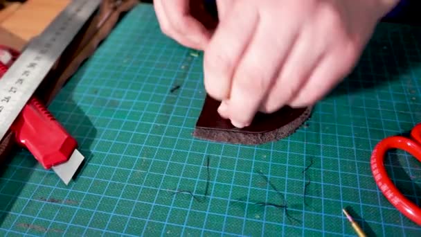 Couture de produits en cuir. Bricolage fait main — Video