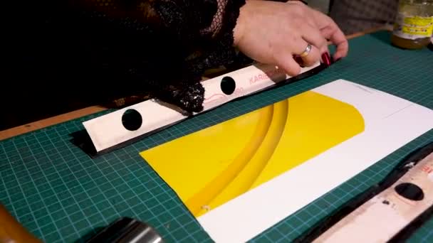 Syning læderprodukter. DIY håndlavet – Stock-video