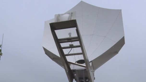 Műholdas antennák vétele és továbbítása jel — Stock videók