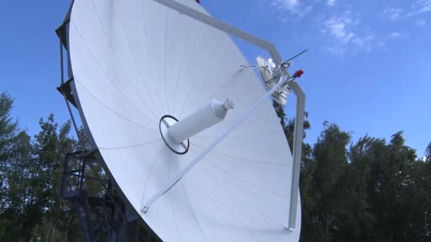 Le antenne satellitari ricevono e trasmettono il segnale — Video Stock