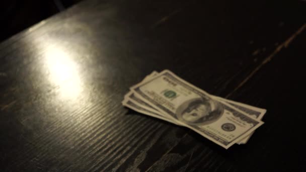Μετρώντας χρήματα σε ένα σκοτεινό δωμάτιο — Αρχείο Βίντεο