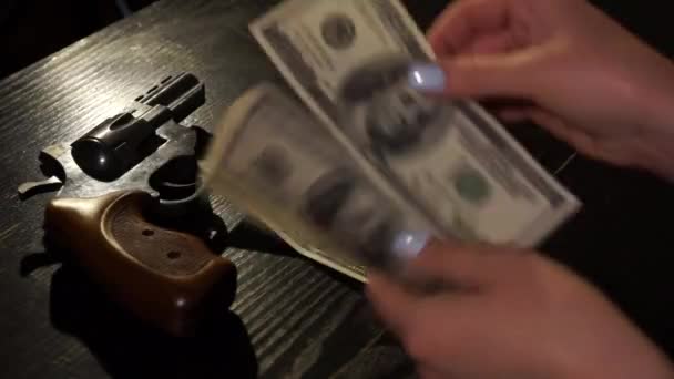 Počítání peněz v temné místnosti — Stock video