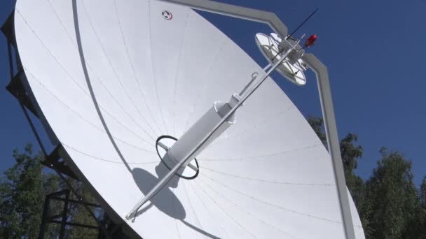 Satellite dishes receive and transmit signal — 비디오