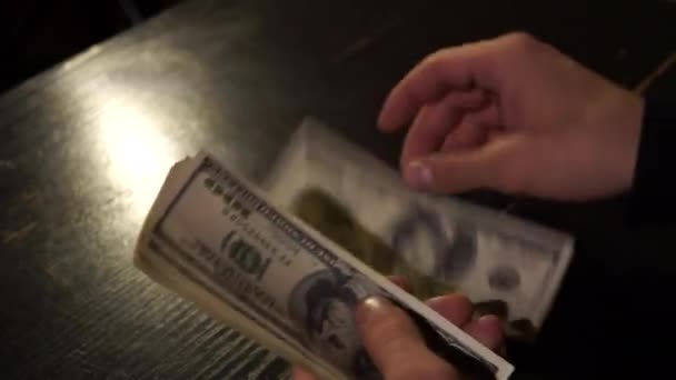 Geld tellen in een donkere kamer — Stockvideo